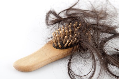Hay pelos en la almohada ¿cómo prevenir la caída del cabello?