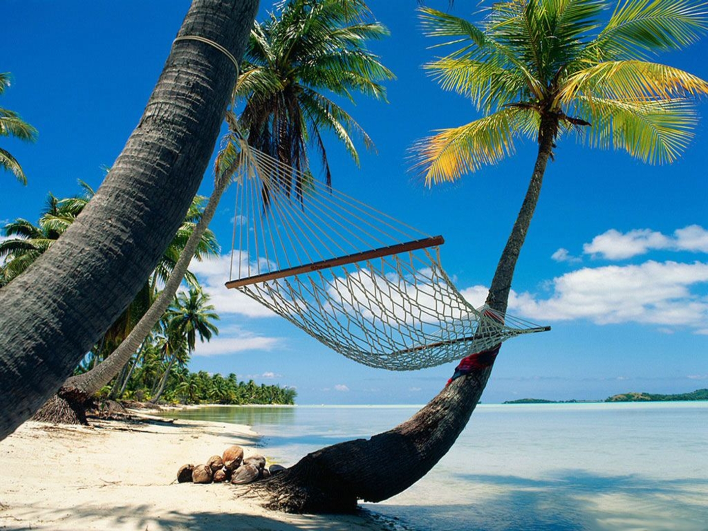 Consejos para dormir en la playa de día y de noche
