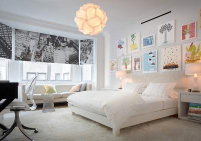 Dormitorio blanco con toques personales en las paredes