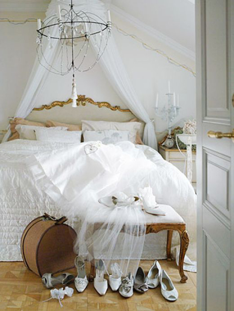 Dormitorio en blanco con inspiración vintage