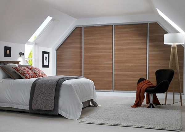 Dormitorio masculino en el que se ha sabido jugar con el espacio