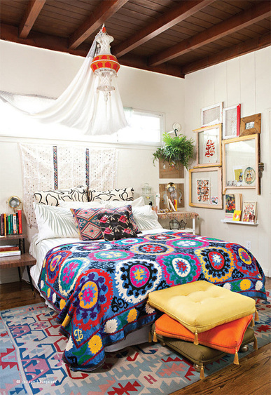 alfombra en un dormitorio estilo Gypset. Fuente: http://www.dearlouise.co/