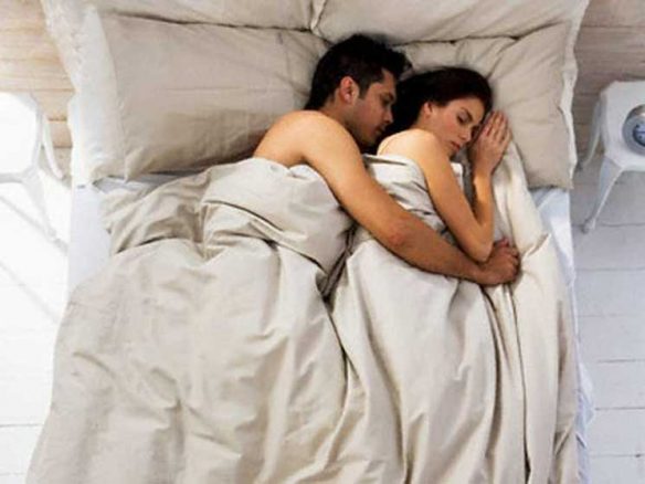 dormir en pareja Fuente: www.cienradios.com