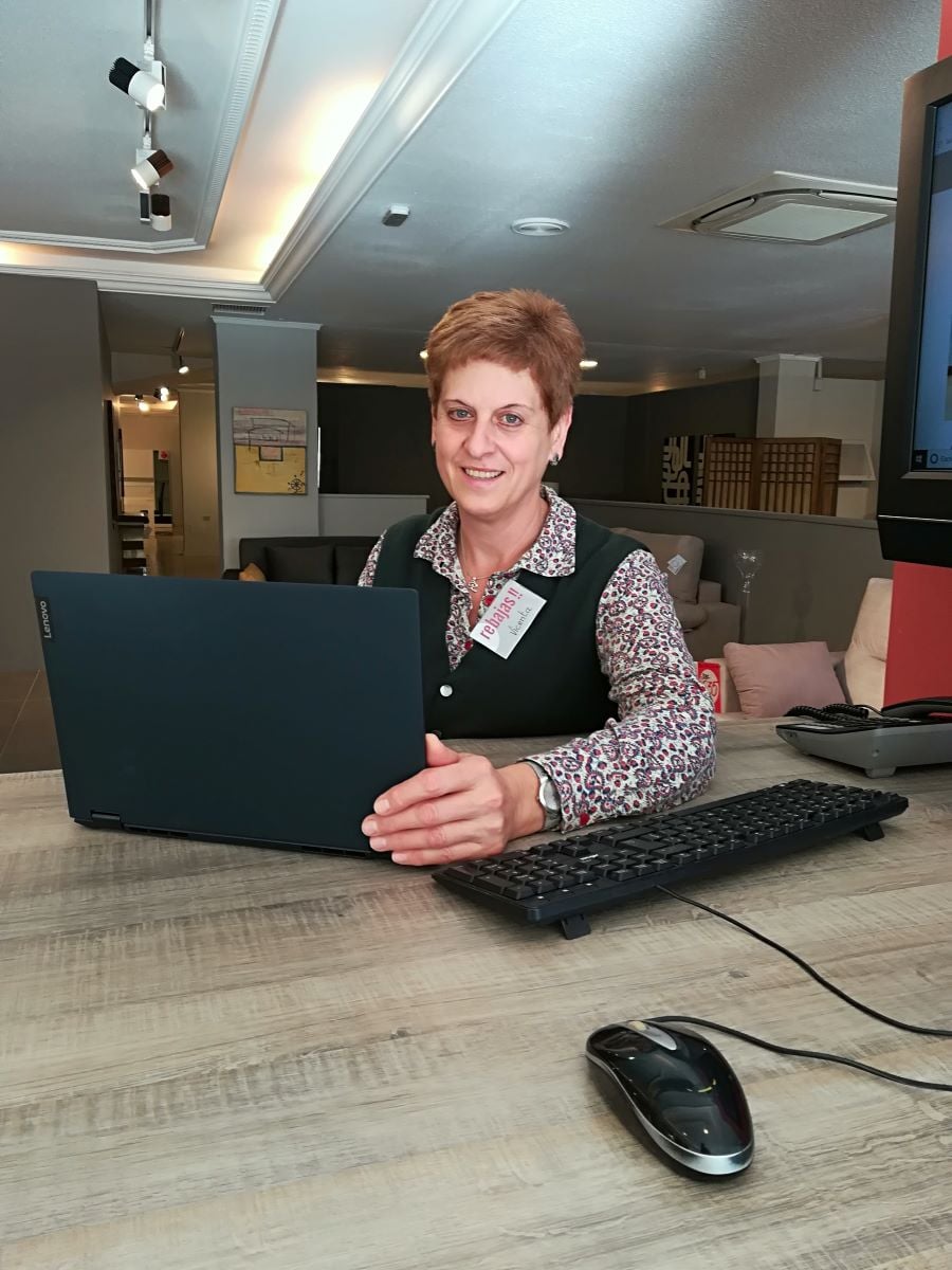 Cari, encargada de Muebles La Factoría Almoradí