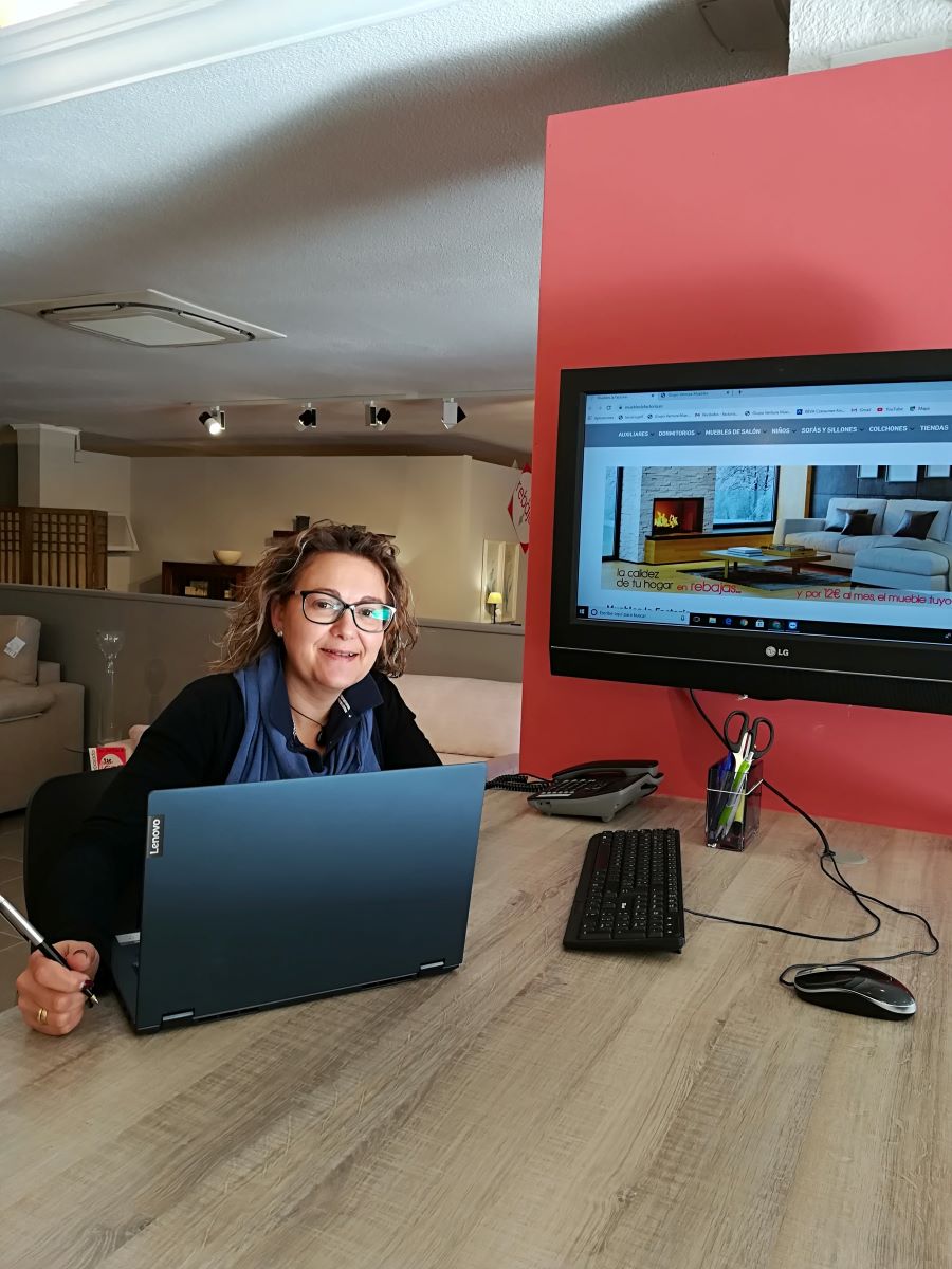 Vicenta te asesora en Muebles La Factoría Almoradí